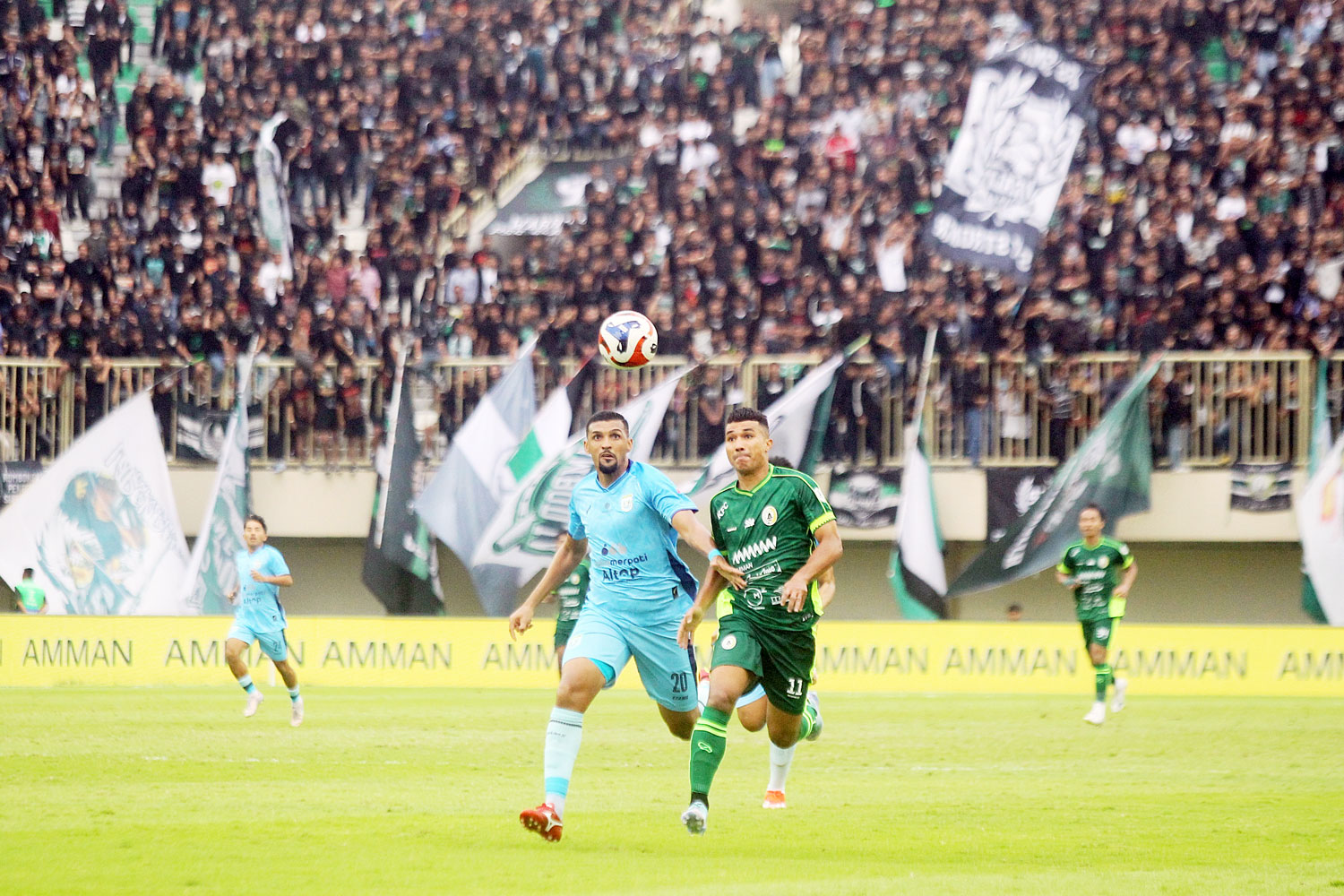 Super Elja gagal kudeta puncak klasemen. PSS Sleman harus puas berbagi poin usai ditahan imbang Persela Lamongan 1-1 di MagIS.