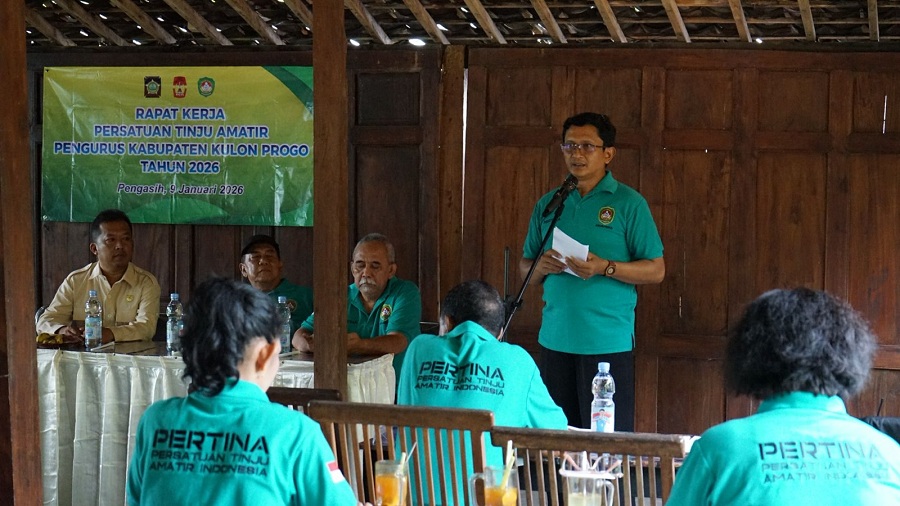 PERSIAPAN: Ketua Pengkab Pertina Kulon Progo memberikan arahan ke atlet tinju.