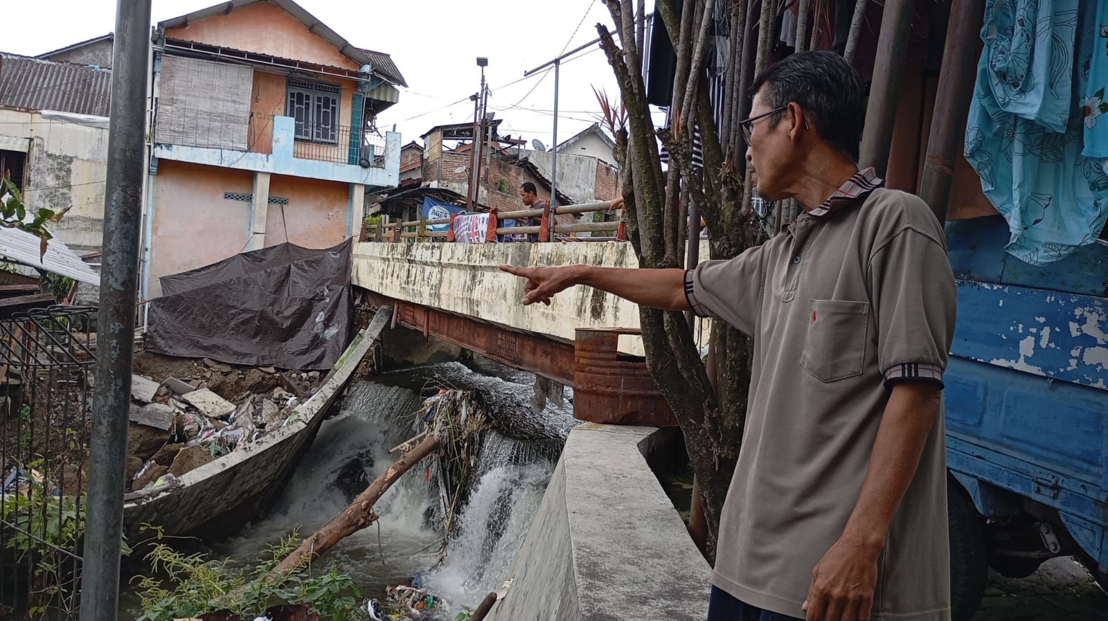 ROBOH : Warga saat menunjukkan kondisi talut Jembatan Kali Buntung, Bumijo, Jetis, Kota Jogja yang ambrol pada Minggu (18/1/2026).