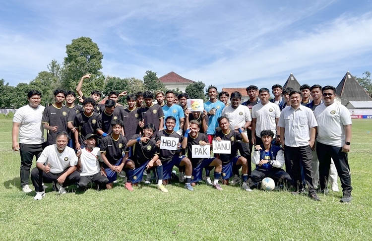 KE FASE 4: Skuad Mataram Utama foto bersama usai tampil menjuarai Liga 4 Piala Gubernur DIJ, Minggu (18/1/2026) sore.