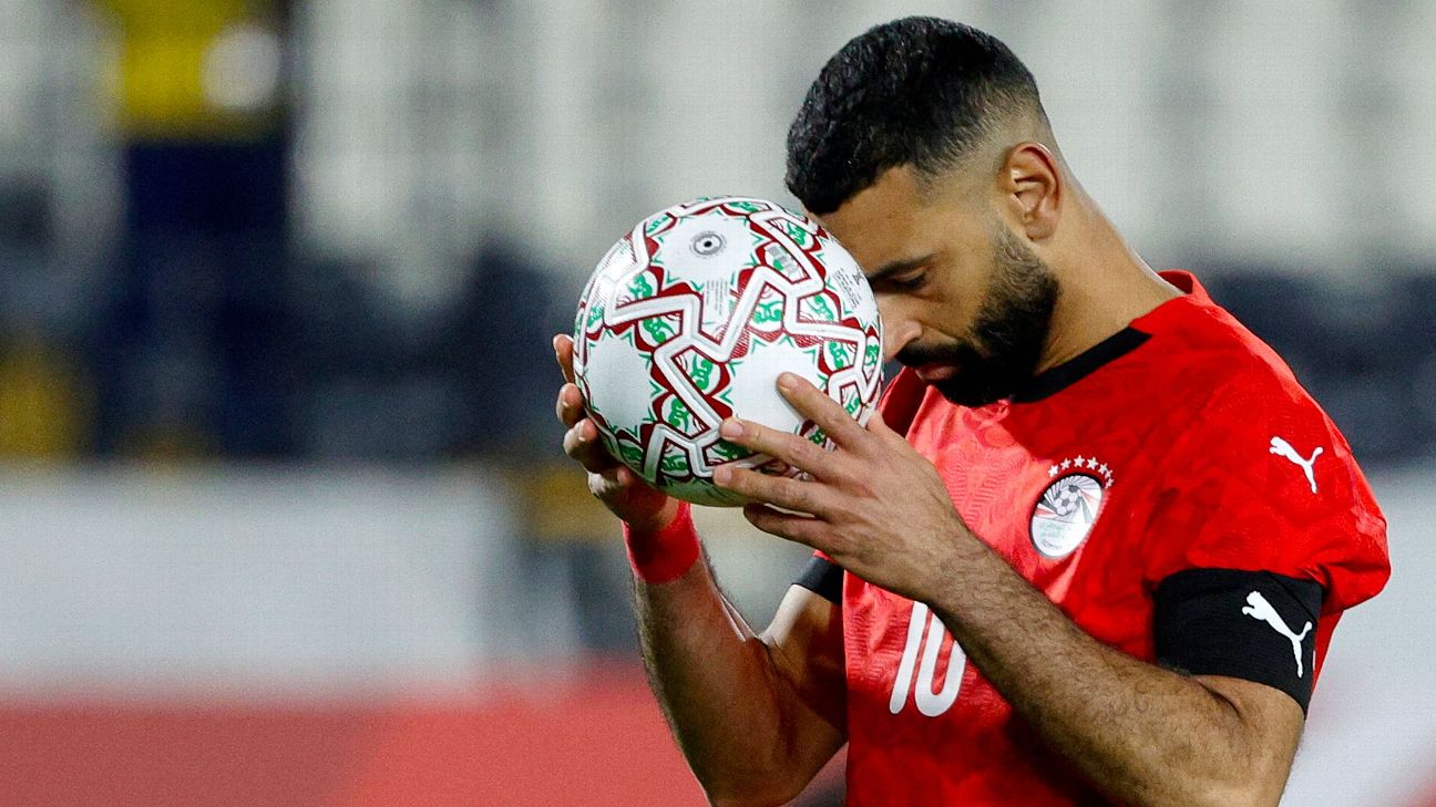Mohamed Salah berdoa sebelum mengeksekusi penalti yang berujung kegagalan saat Mesir takluk dari Nigeria untuk medali perunggu Piala Afria