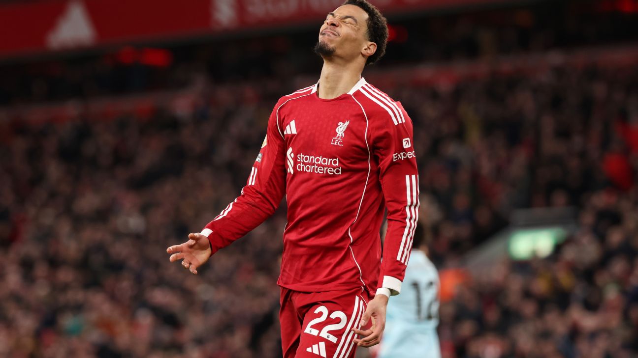 Ekpresi kekecewaan penyerang Liverpool, Hugo Ekitike dalam hasil imbang atas Burnley