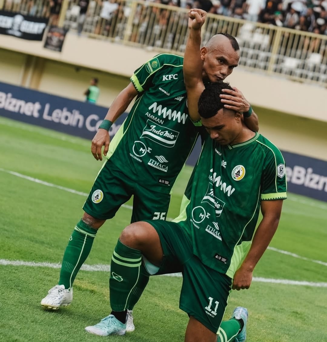 Selebrasi Gustavo Tocantins bersama Riko Simanjuntak setelah mencetak gol ke gawang Persela Lamongan dalam laga lanjutan Pegadaian Championship