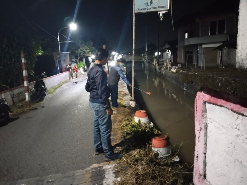 Penanganan bocah tercebur ke Selokan Mataram.&nbsp;
