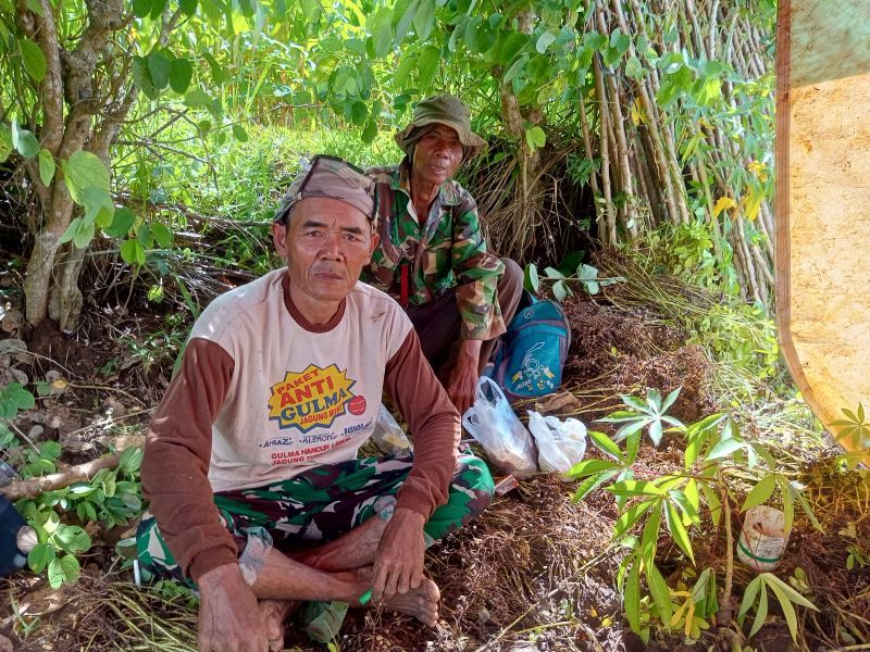 Wibakat dan Sumirat saat ditemui di lahanya yang terletak di kawasan Swaka Margasatwa, Paliyan, Gunungkidul.
