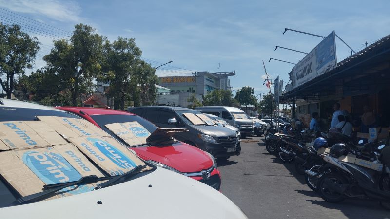 BERJEJER: Deretan kendaraan yang terparkir di tempat parkir tepi jalan umum Jalan Jenderal Sudirman, Bantul Senin (1/19).