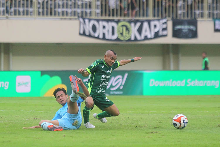 TAK MUDAH: Pemain PSS Sleman  Riko Simanjuntak saat berebut bola dengan pemain Persela Lamongan di MagIS, Minggu (18/1/2026) sore.