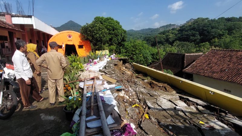 Talud sekolah SDN Kokap, Kulon Progo amblas material longsor hantam aula sekolah.