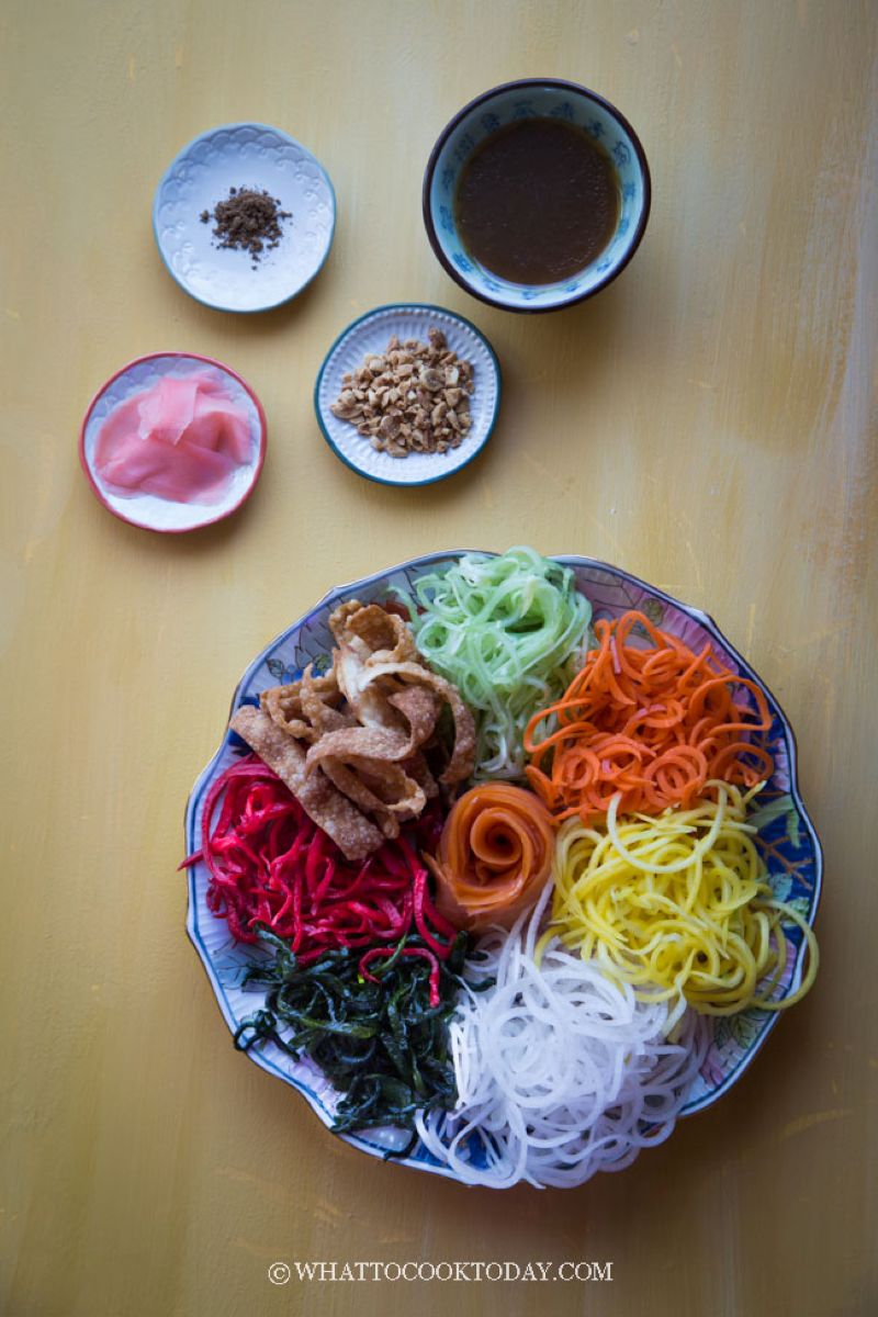 Yu Sheng, Tradisi Tossing Salad perayaan Imlek.