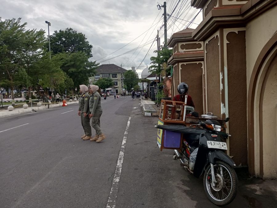 Satpol PP Gunungkidul masih menemui beberapa PKL yang nekat berjualan di Alun-alun Wonosari pada Minggu sore (18/1).