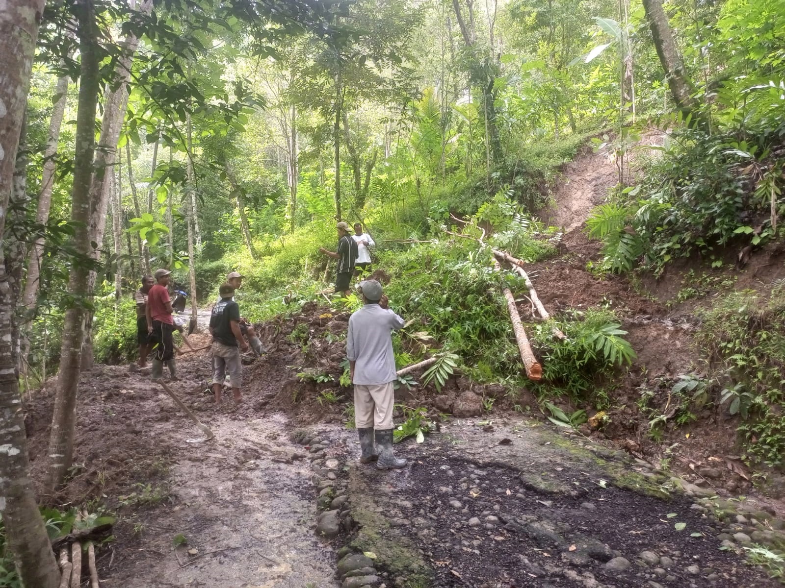 Warga dan relawan berupaya membersihkan sisa longsoran yang terjadi di Dusun Tanjung, Ngadiharjo, Borobudur, beberapa waktu lalu.