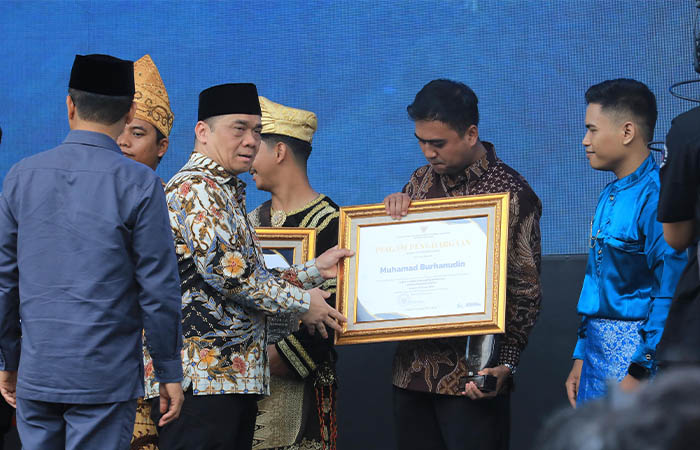 KREATIF: Burhan mendapat juara 1 pada ajang Pemuda Pelopor Desa Nasional berkat inovasinya, yakni Mastanibibit.