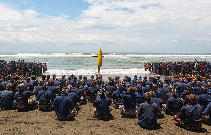 DILABUH KE LAUT: Abdi dalem Keraton saat prosesi Labuhan di Pantai Parangkusumo, Bantul, Senin (19/1).