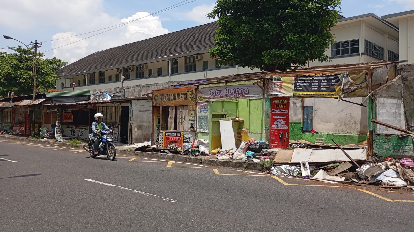 Kondisi kios permak jins dan penjahit di sepanjang Jalan Dr. Sardjito, Terban, Kota Jogja yang sudah ditinggalkan pemiliknya pada Senin (19/2/2026). Pembongkaran dijadwalkan pekan ini.