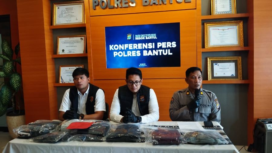Jumpa Pers di Lobi Polres Bantul kasus penusukan mahasiswa asal Papua yang terjadi di Ngestiharjo Senin (19/1)