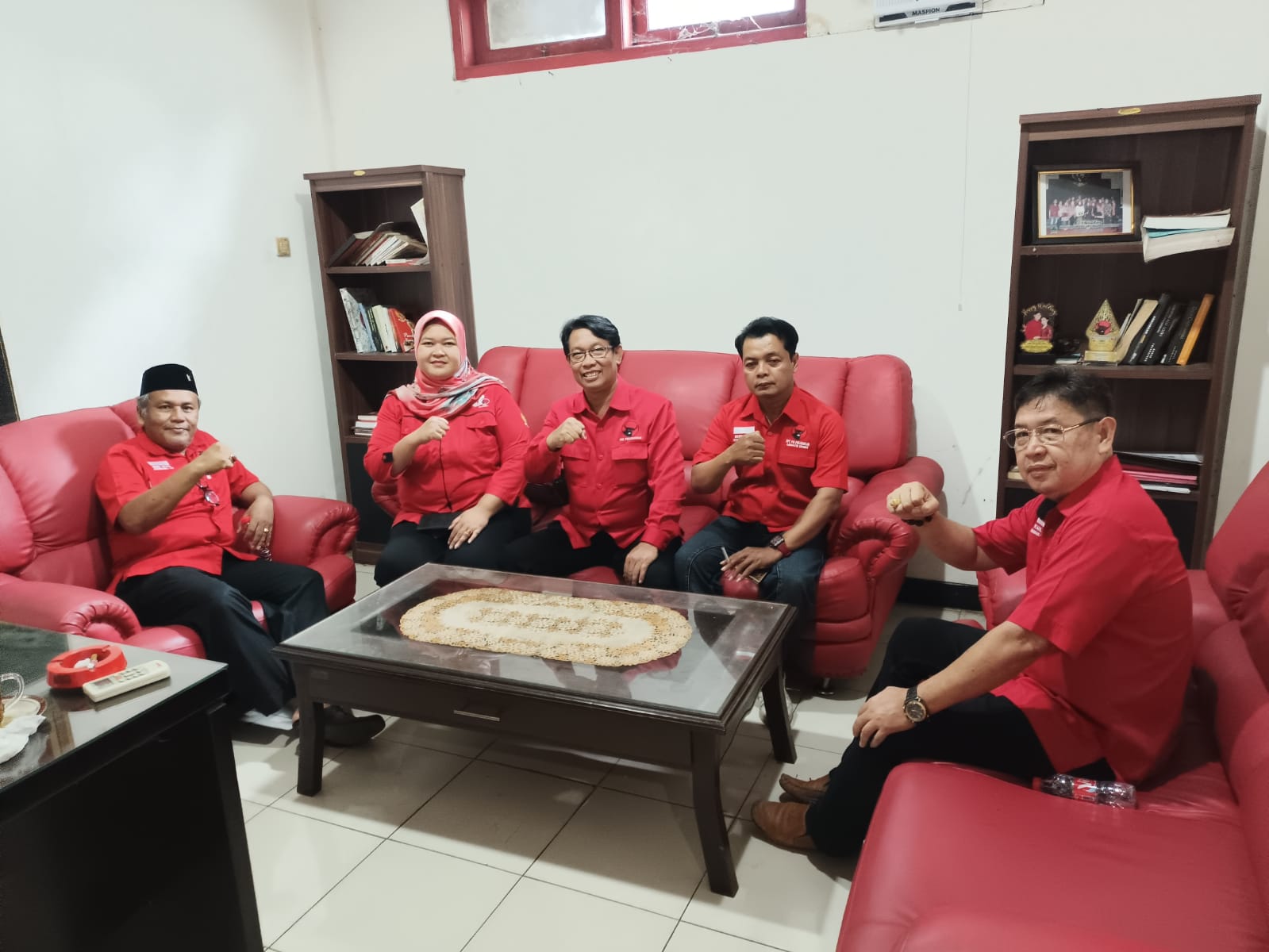 Ketua DPC PDIP Kebumen Saiful Hadi didampingi struktural pengurus partai menyatakan penolakan terhadap wacana Pilkada tak langsung. (M Hafied/Radar Jogja)