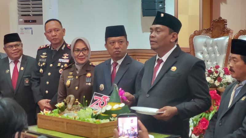 POTONG TUMPENG: Ketua DPRD Kulon progo Aris Syarifuddin memegang piring bersiap memotong tumpeng didampingi Wabup Ambar Purwoko (kiri) dan sejumlah pejabat dalam Peringatan HUT ke-73 DPRD Kulon Progo.
