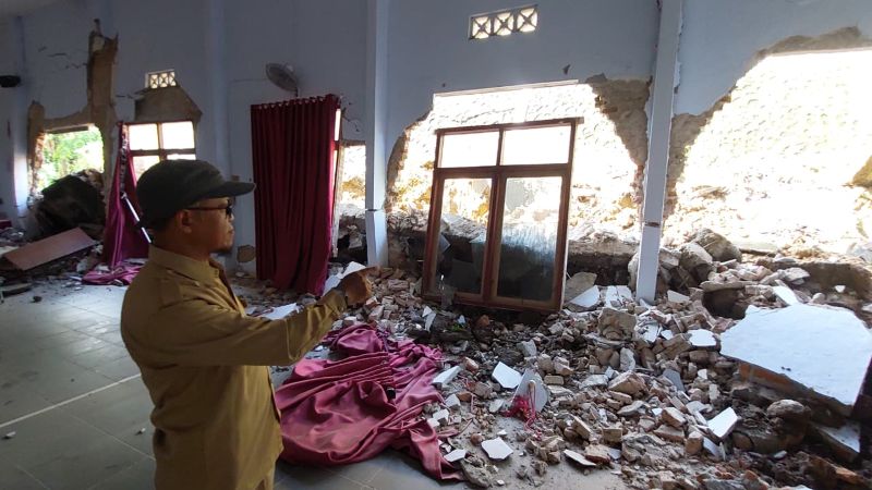 RUSAK: Gedung Serbaguna ambrol usai diterjang material talud longsor di SDN Kokap, Kulon Progo.