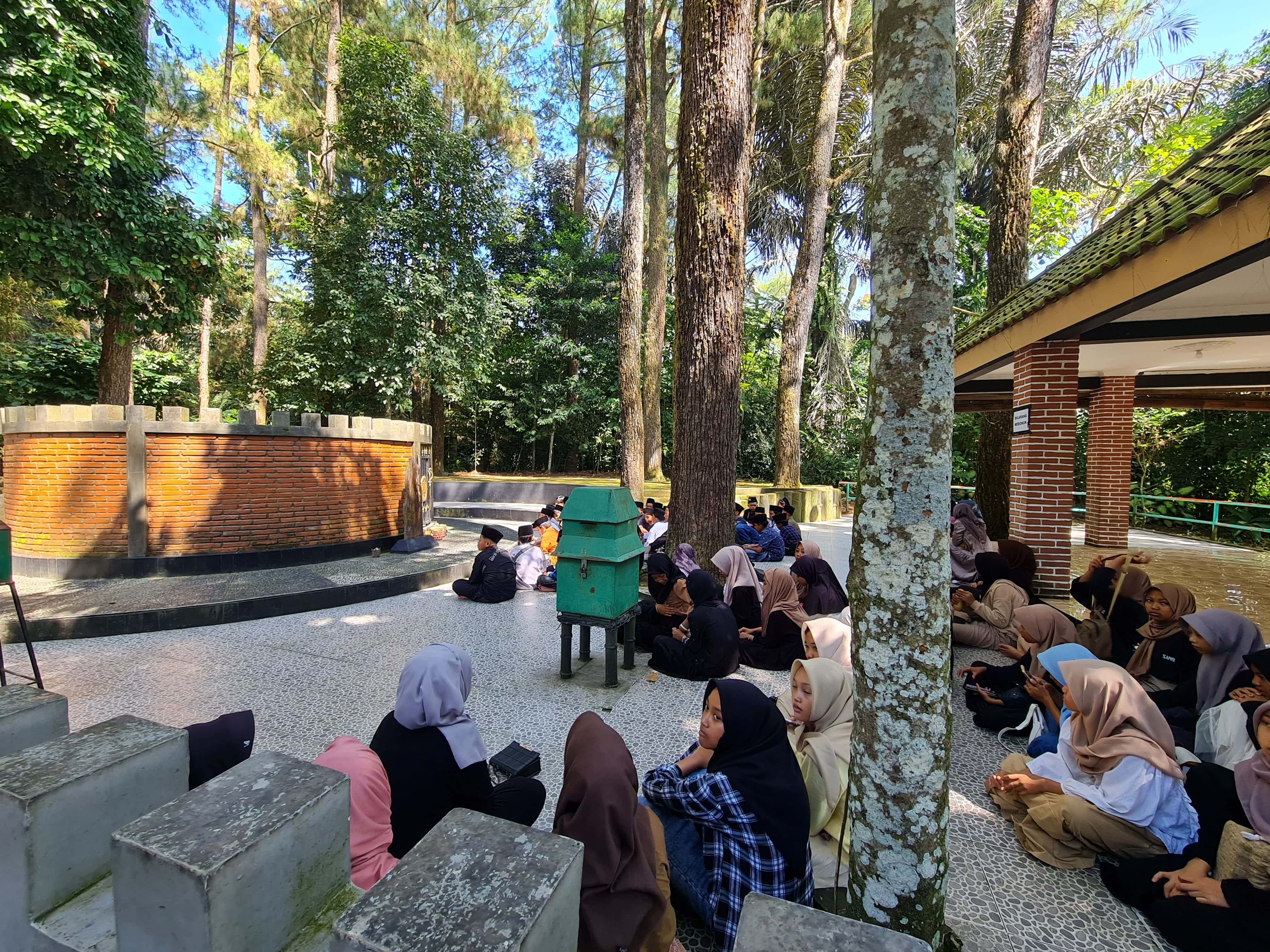 Kunjungan wisatawan ke Gunung Tidar masih banyak.  Kunjungan ke Gunung Tidar Membludak Selama Rajab Tembus 25 Ribu Orang
