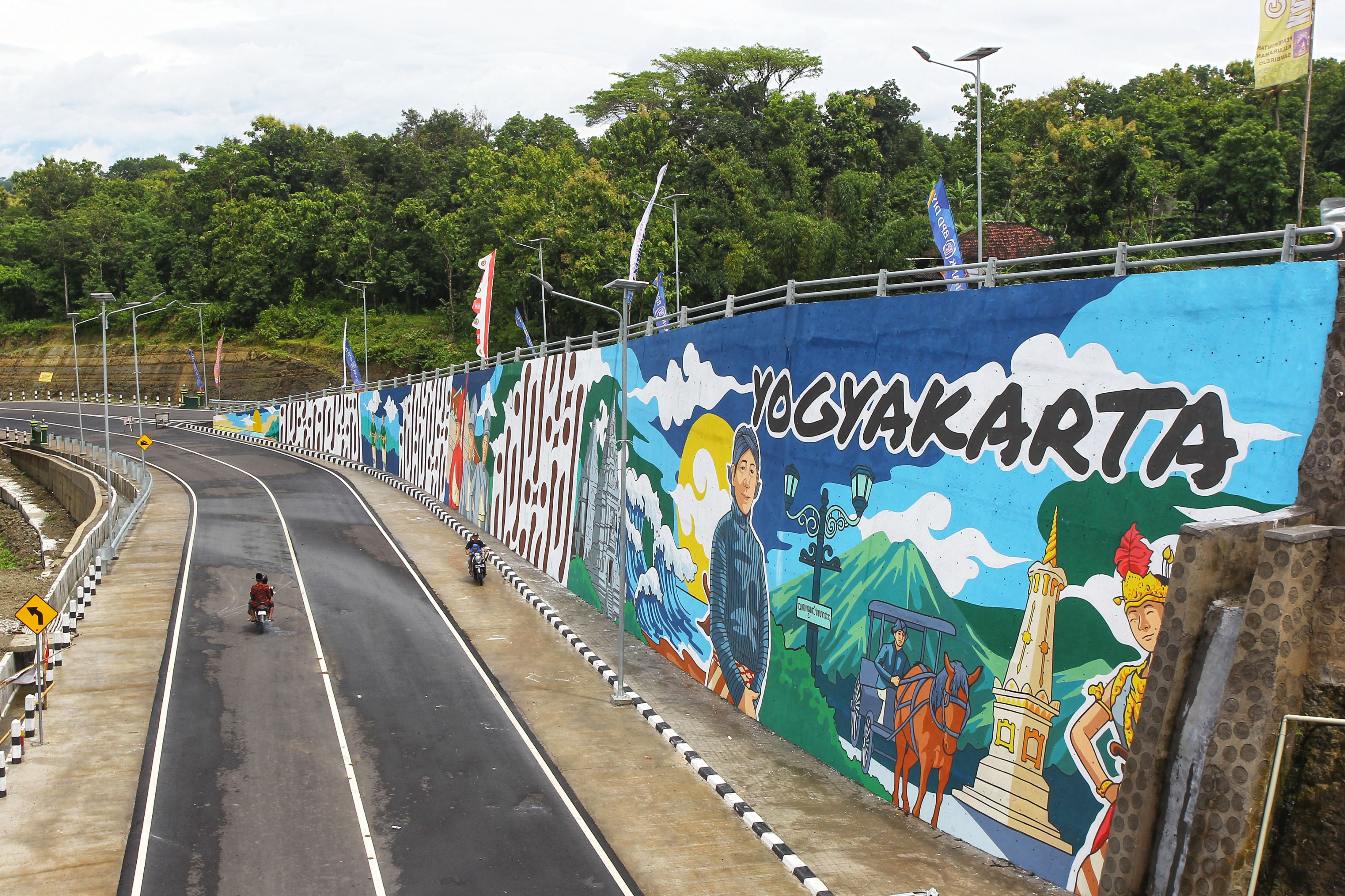 Pengendara kendaraan bermotor melintas di jalan alternatif penghubung Kabupaten Sleman dan Kabupaten Gunungkidul di ruas Prambanan-Gayamharjo, Sleman, kemarin (20/1).