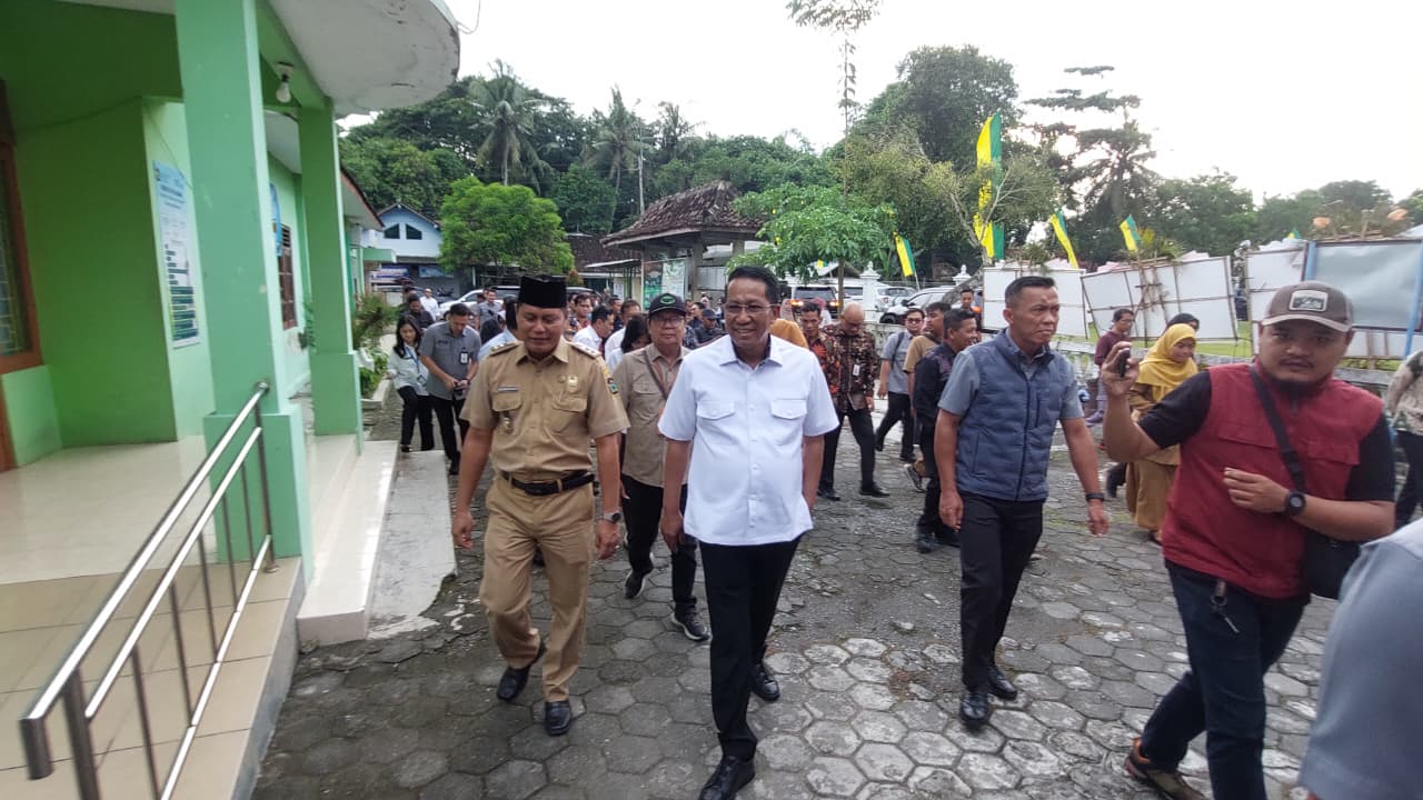 PENINJAUAN: Menteri Hukum meninjau Posbankum di Kalurahan Sukoreno, Kapanewon Sentolo, Kulon Progo.&nbsp;