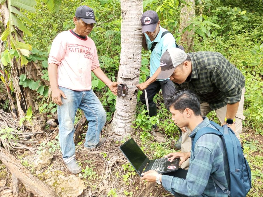 Tim BKSDA Jogjakarta sedang memasang kamera trap di lokasi yang menjadi jalur satwa yang diduga macan.