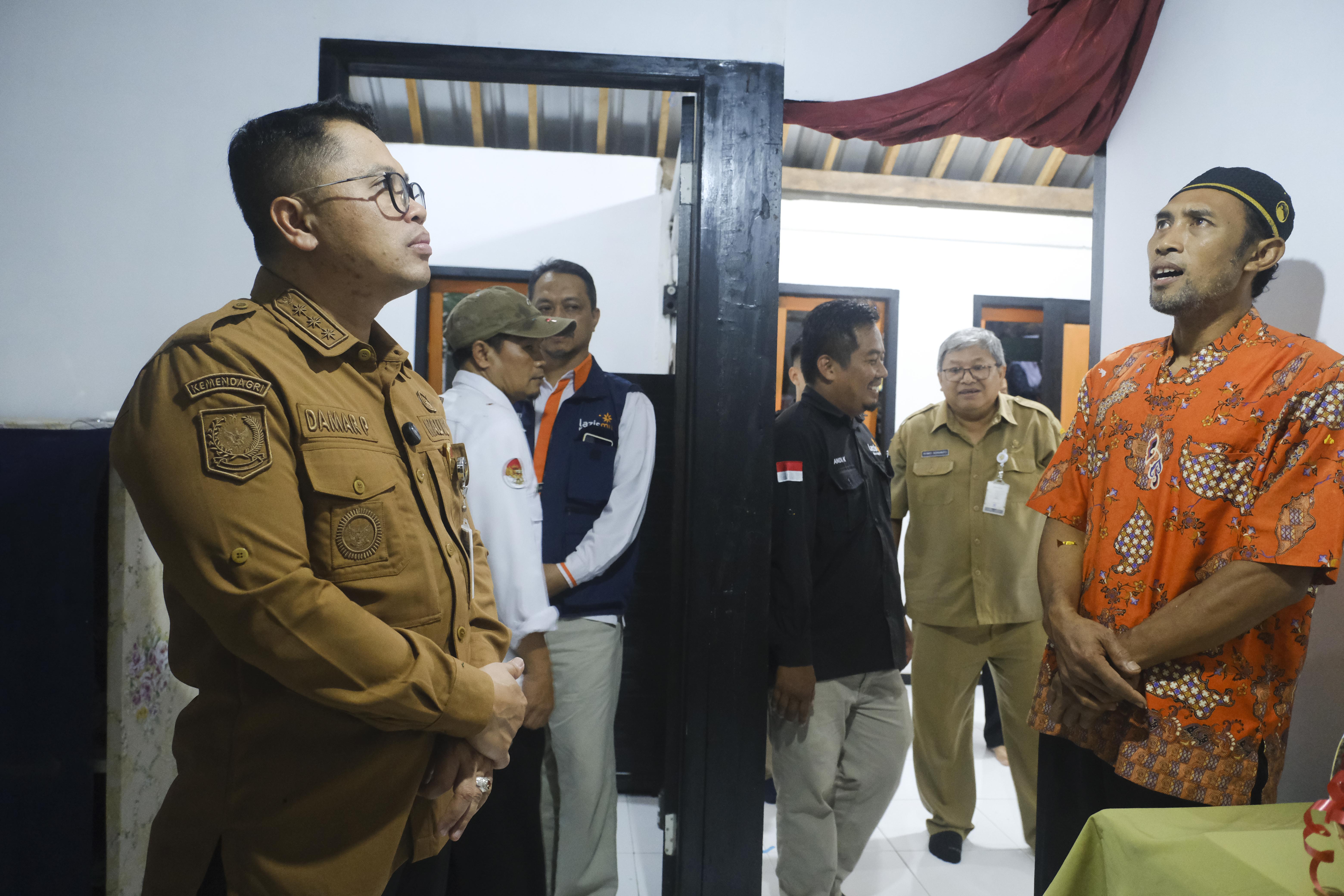 Wali Kota Magelang saat meninjau rumah milik Agus yang selesai direhabilitasi, Senin sore (19/1).  Rumah Tak Layak Huni di Nambangan Direhab Buruh Bangunan Kini Punya Hunian Lebih Sehat