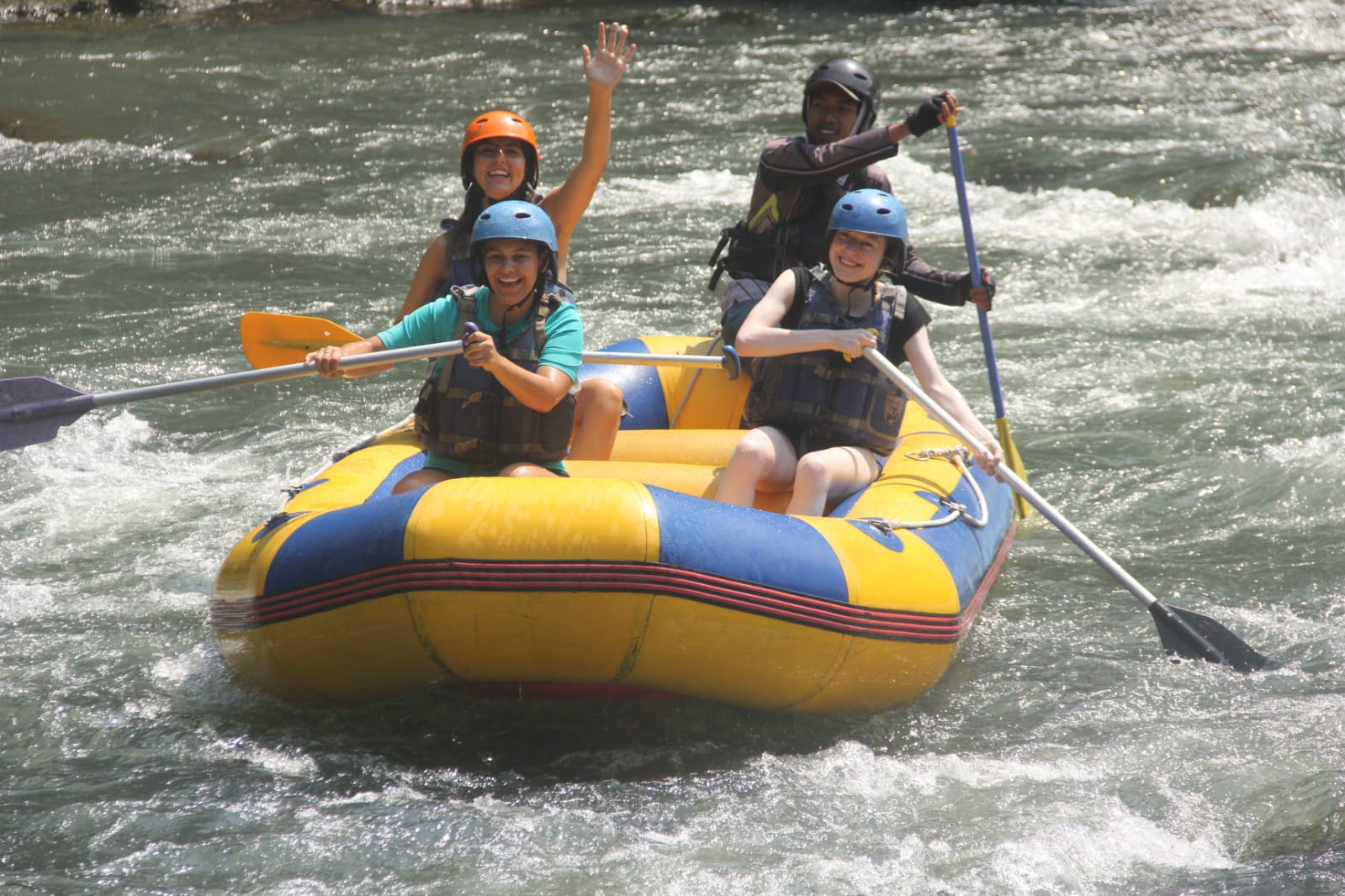 Sejumlah wisatawan asing tampak menikmati rafting di Sungai Elo.