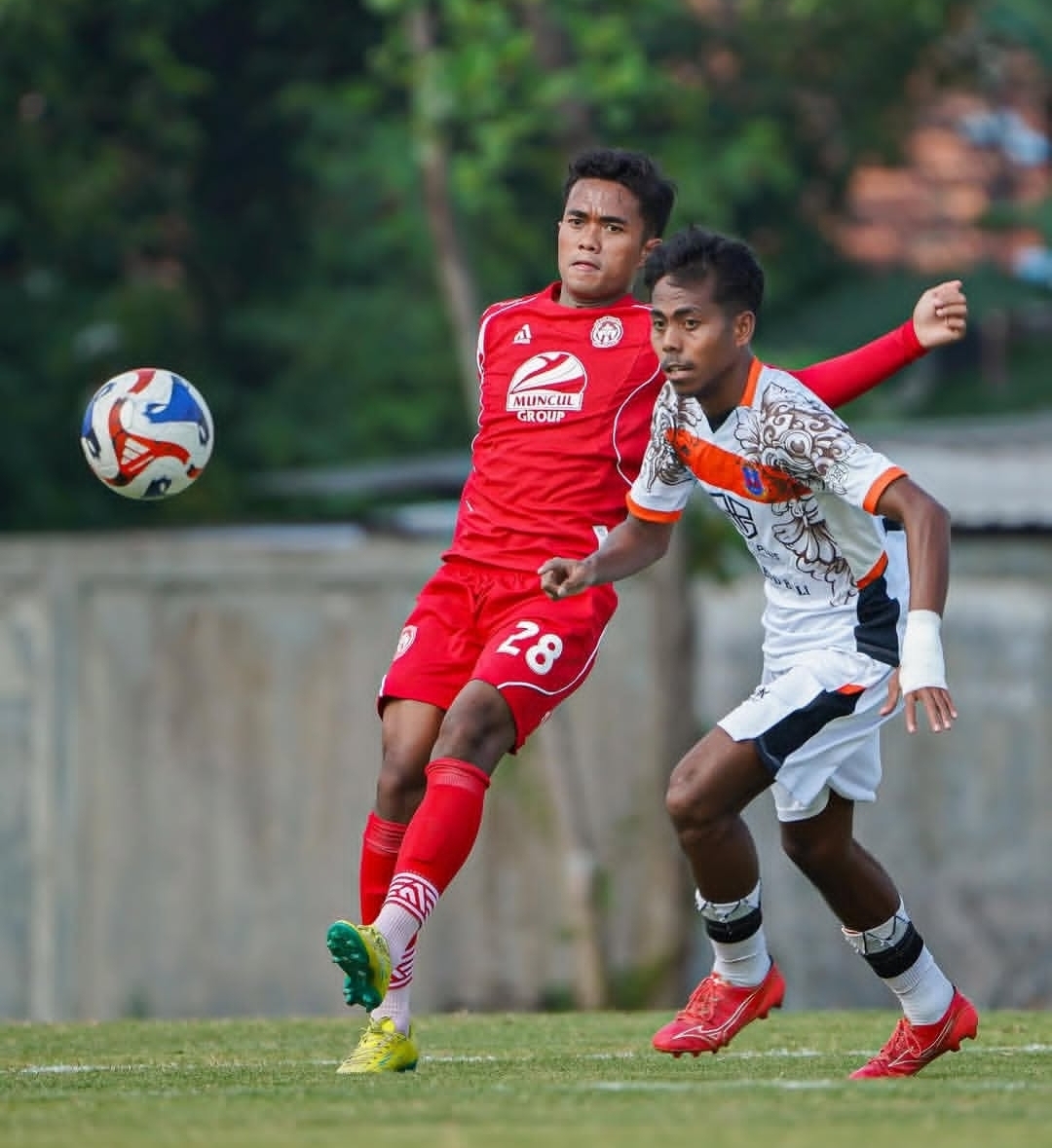 MENANG TIPIS: Pemain Persiba Bantul saat berhadapan dengan pemain Perseden Denpasar di Stadion Pasiran, Surabaya, Selasa (20/1).