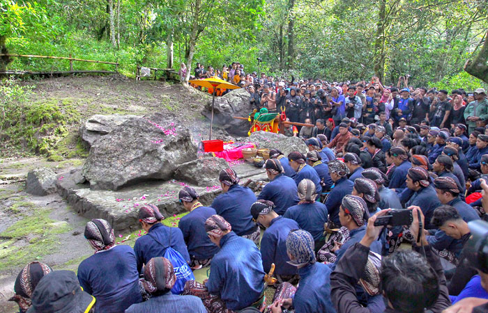 PROSESI DOA: Abdi dalem Keraton Jogja berdoa saat prosesi Labuhan Ageng Merapi di kawasan Taman Nasional Gunung Merapi, Sleman, Selasa (20/1).