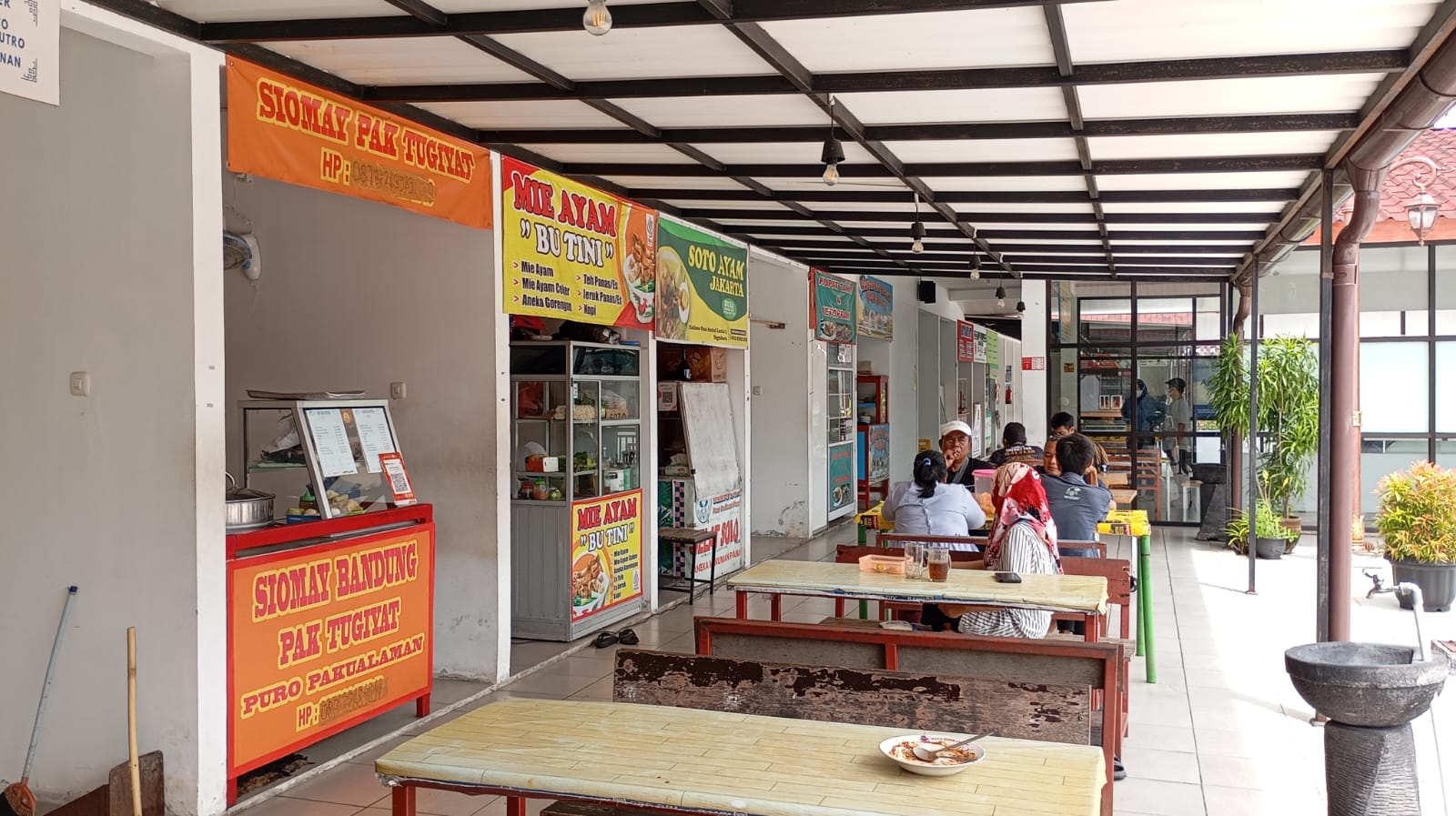 Kondisi lantai tiga Pasar Sentul pada Selasa (20/1/2025). Pemkot Jogja memilih tidak menaikkan biaya sewa kios dengan pertimbangan masih sepi pembeli.