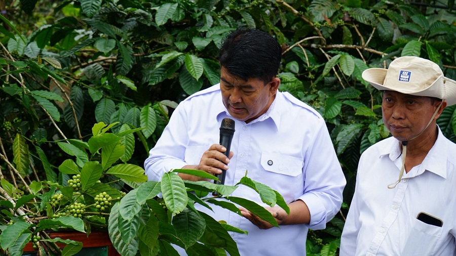 SIMBOLIS: Bupati Kulon Progo menanam bibit kopi di Kalurahan Purwosari.