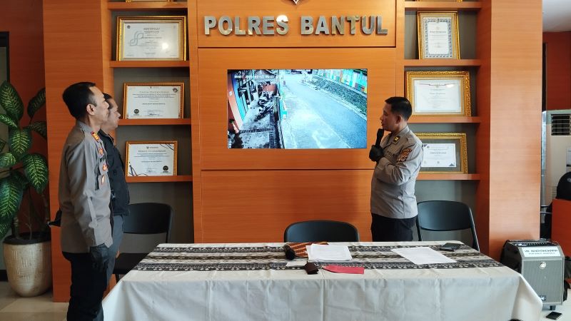 GELAR PERKARA: Jajaran Polres Bantul saat mengungkap kasus curanmor di Kantor Pemadam Kebakaran Sektor 6 Piyungan Rabu (21/1).