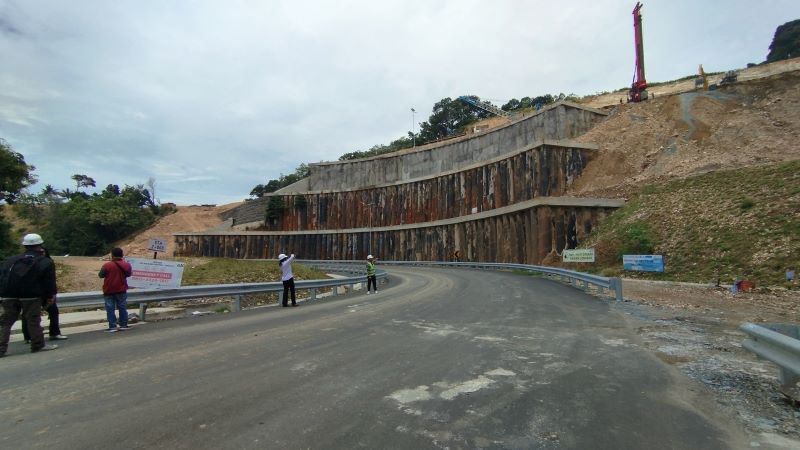 HAMPIR RAMPUNG: Petugas saat meninjau pembangunan Kelok 18 (Luk Wolulas) atau yang kini lebih dikenal dengan Jalan Kelok 23 di Parangtritis, Kretek Rabu (21/1).