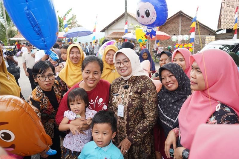 BERBAUR: Bupati Kebumen Lilis Nuryani ikut hadir di tengah masyarakat dalam pencanangan progam pemeriksaan dan pengobaan gratis di Desa Pengaringan, Pejagoan Rabu (21/1).
