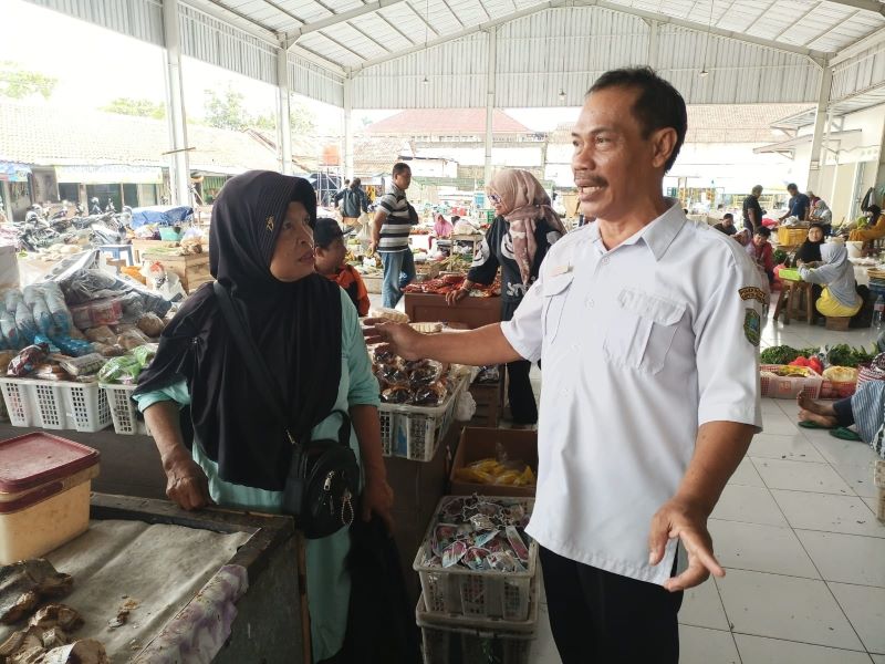 DIBERI IMBAUAN: Kepala UPTD Pasar 2 Kebumen Mulyadi memberikan imbauan kepada pedagang Pasar Pagi Kebumen untuk tidak meninggalkan barang di area pasar Rabu (21/1).