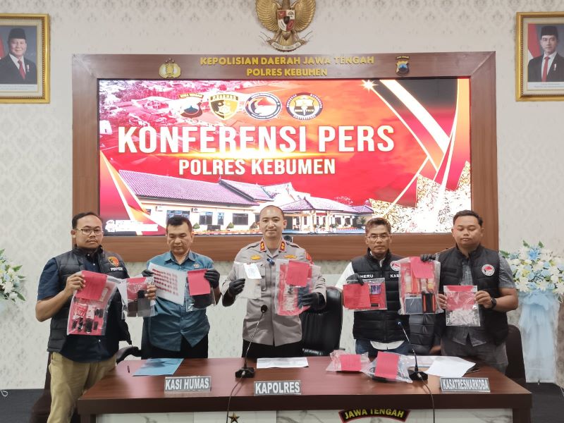 UNGKAP KASUS: Kapolres Kebumen AKBP I Putu Bagus Krisna Purnama saat menunjukkan barang bukti pengungkapan kasus narkotika yang menjerat empat orang tersangka Selasa (20/1).