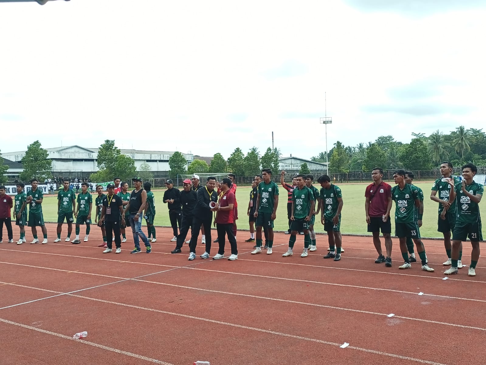 MENANG : Pemain Persak Kebumen merayakan kemenangan selepas pertandingan melawan Persibara Banjarnegara di Stadion Sarwo Edhie Wibowo, Rabu (21/1).