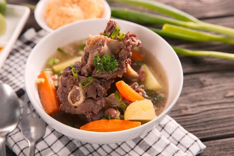 Resep sop buntut enak dikala musim hujan tiba.