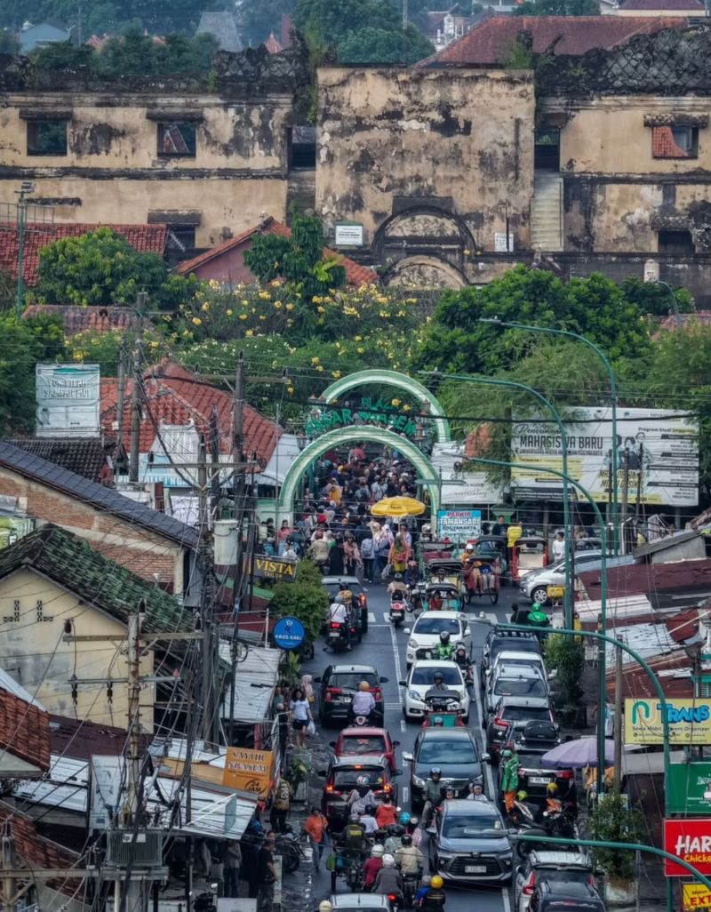 Pasar Ngasem sebagai pusat kuliner Jogja .