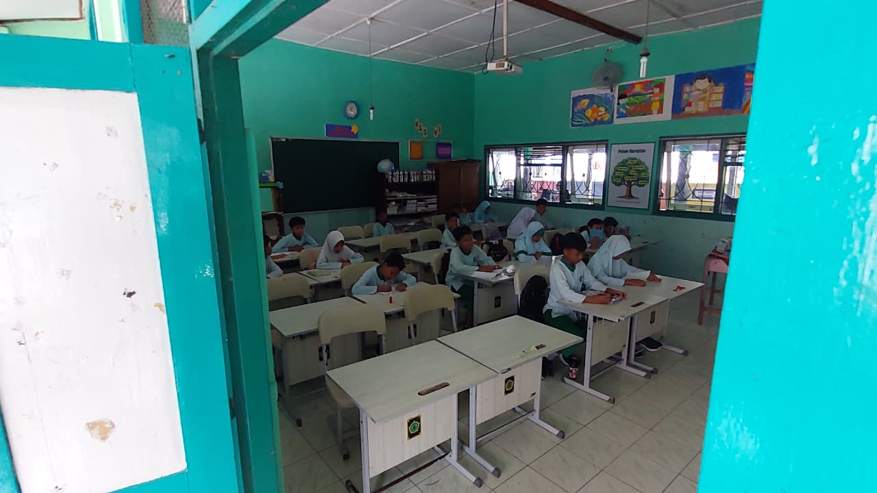 KOSONG: Siswa SDN 2 Sentolo beraktivitas seperti biasa walaupun beberapa bangku kosong.&nbsp;