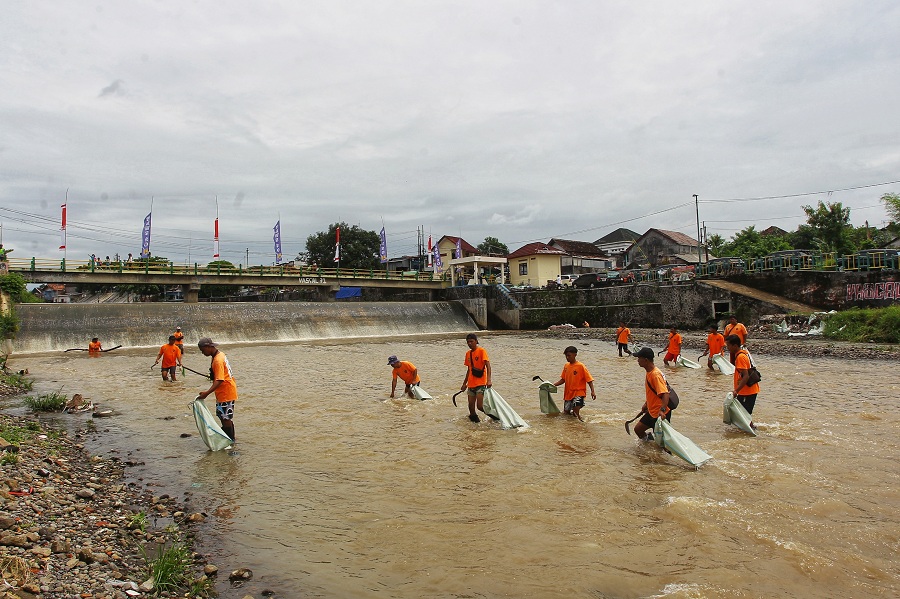 Personel satgas sungai DLH Kota Jogja membersihkan Sungai Code dari sampah di sela acara pengukuhan komunitas Peduli Sungai Bendung Surokarsan, Kota Jogja, Rabu (21/1/2026).