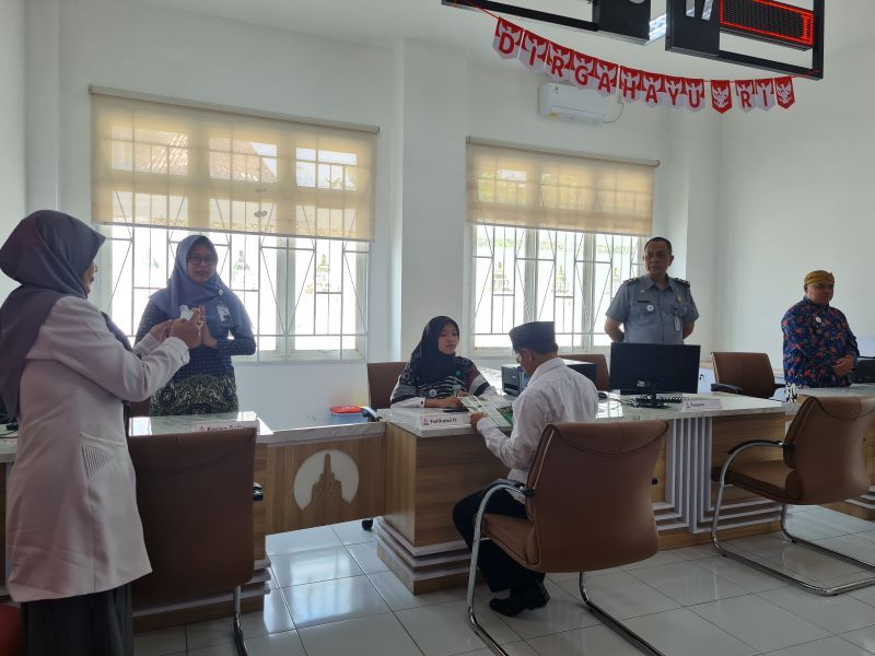 BERI LAYANAN: Suasana pelayanan di Mal Pelayanan Publik Kabupaten Magelang.