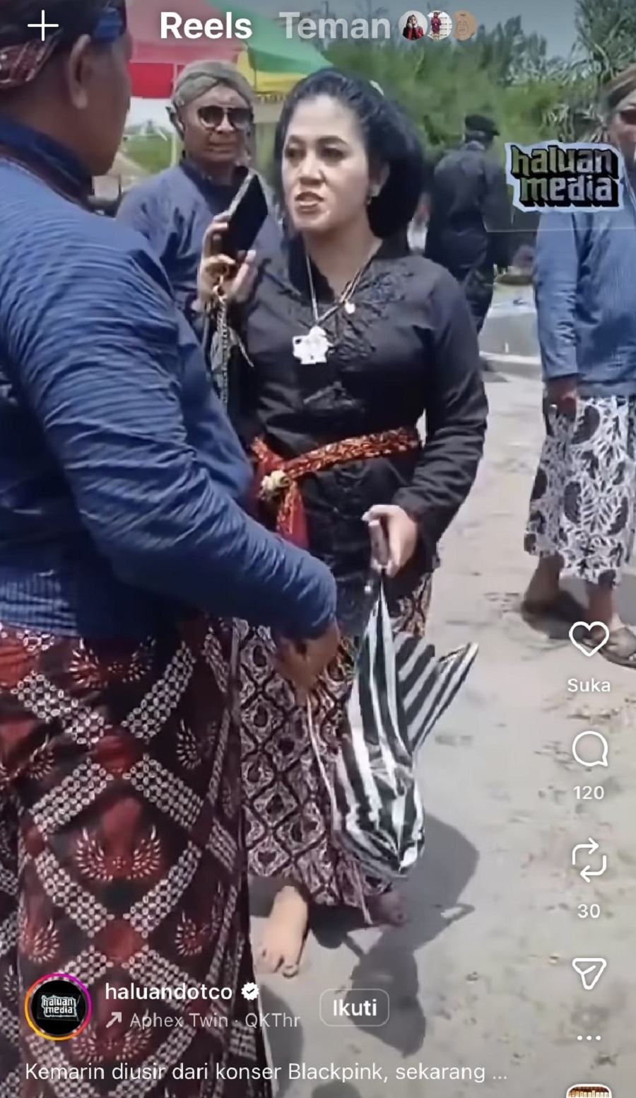 Sebuah video yang berjudul Mba Rara Pawang Hujan Diusir Abdi Dalem yang diunggah akun Instagram @haluandotco. &nbsp;