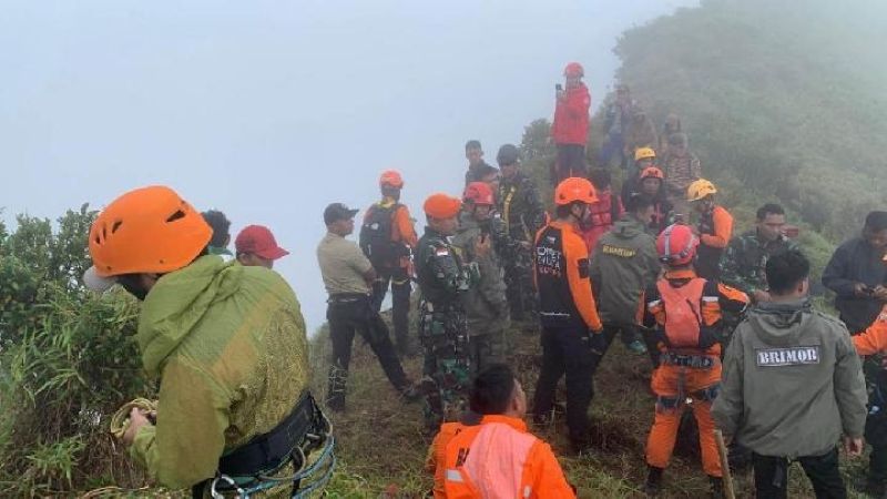 Tim SAR gabungan melakukan operasi pencarian pesawat ATR 42-500 di puncak Bulusaraung, Kabupaten Pangkajene Kepulauan, Sulawesi Selatan pada Minggu, (18/1/2026).