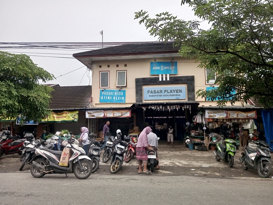 RAMAI: Kondisi Pasar Playen saat pagi hari Rabu (21/1/2026).
