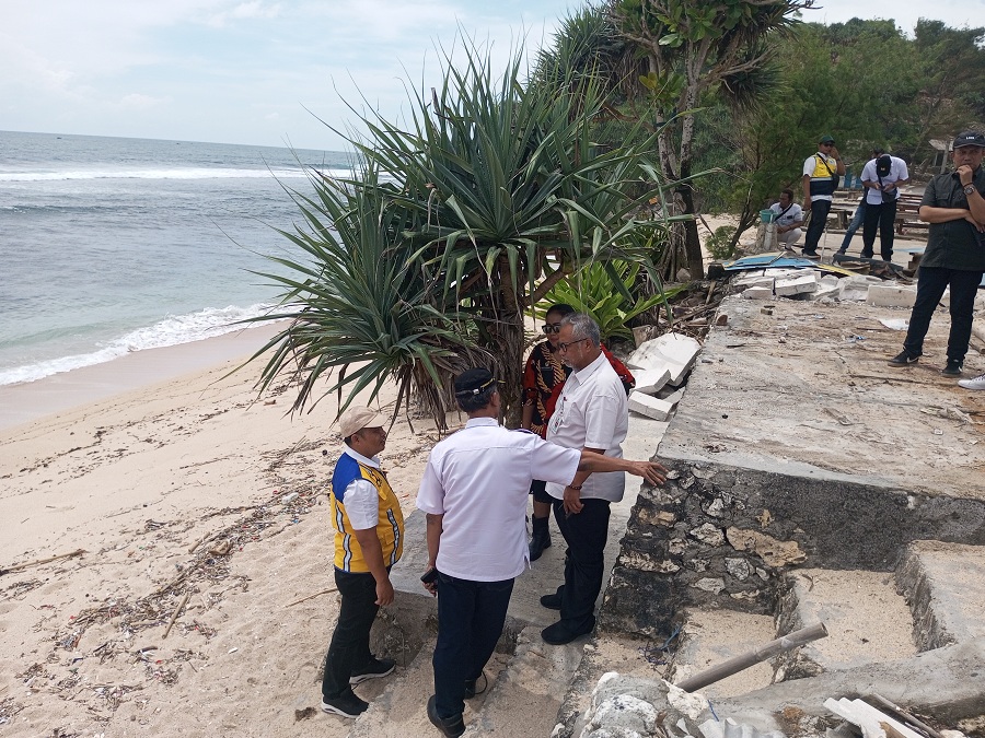 Bupati Gunungkidul Endah Subekti Kuntariningsih sedang berdiskusi dengan jajarannya di bawah pohon pandan laut saat melakukan peninjauan pada awal Januari lalu.&nbsp;