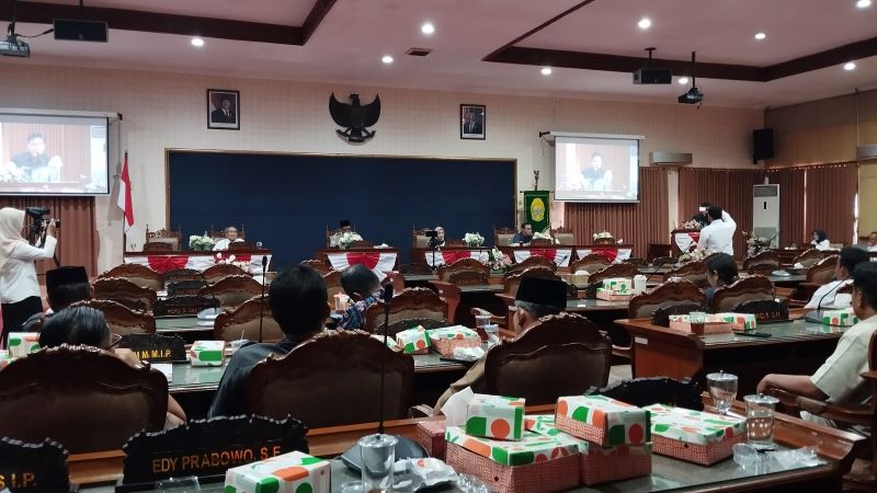 FOKUS: Jajaran pegawai Pemkab Bantul bersama DPRD Bantul membahas raperda dalam rapat paripurna Rabu (21/1).