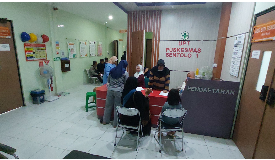 BERDATANGAN: Korban keracunan MBG mendapat perawatan di Puskesmas Sentolo 1 Selasa (20/1).