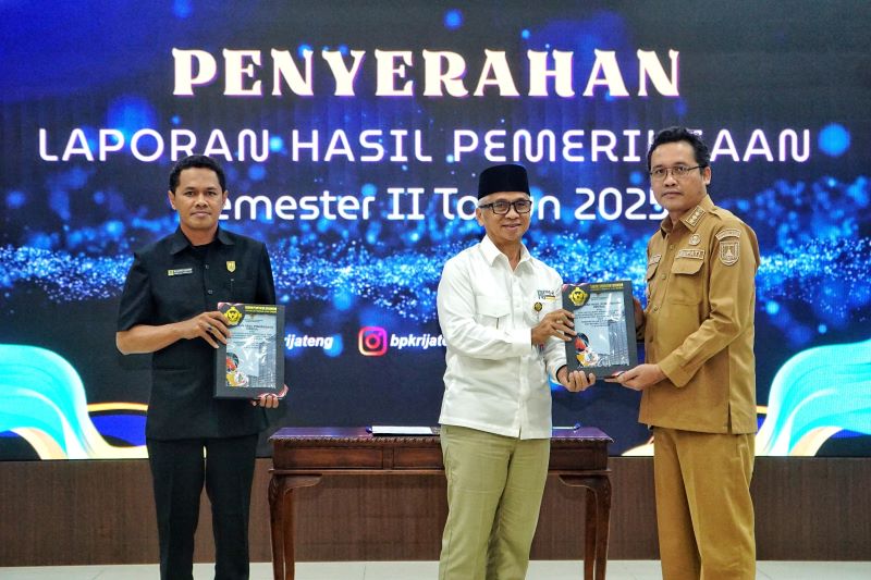 SIMBOLIS: Bupati Magelang saat menerima LHP Kinerja atas Efektivitas Upaya Penuntasan TBC Tahun Anggaran 2024 dan 2025 (hingga Triwulan I).
